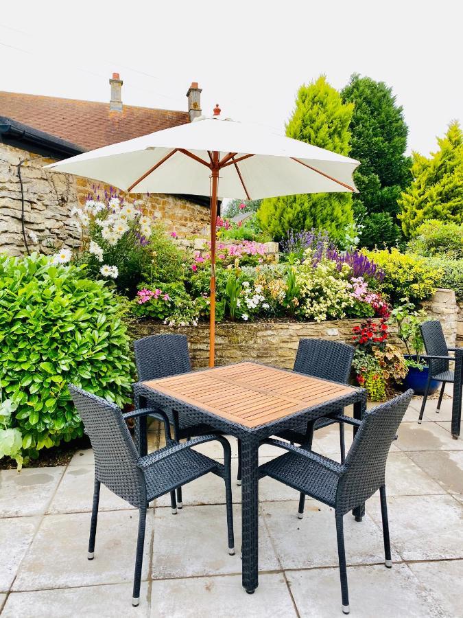 Hotel The Old Pheasant Glaston Exterior foto