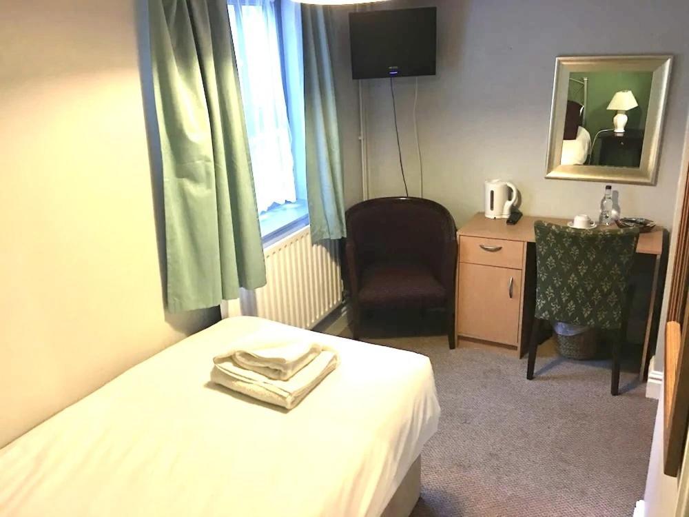 Hotel The Old Pheasant Glaston Zimmer foto