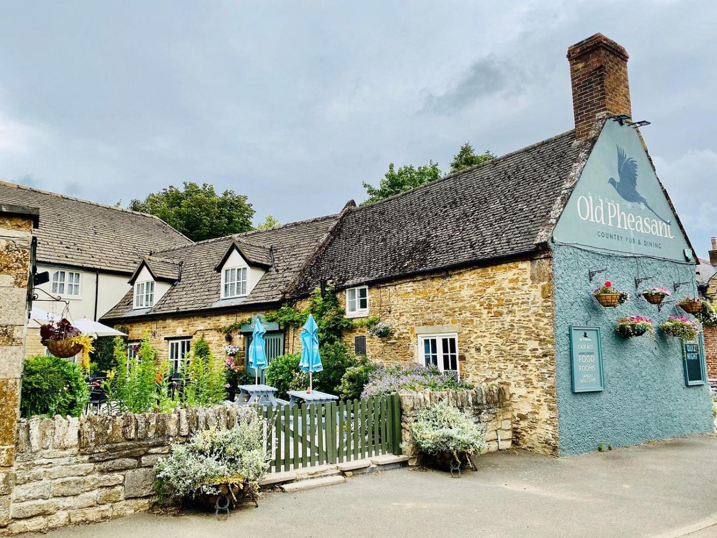 Hotel The Old Pheasant Glaston Exterior foto